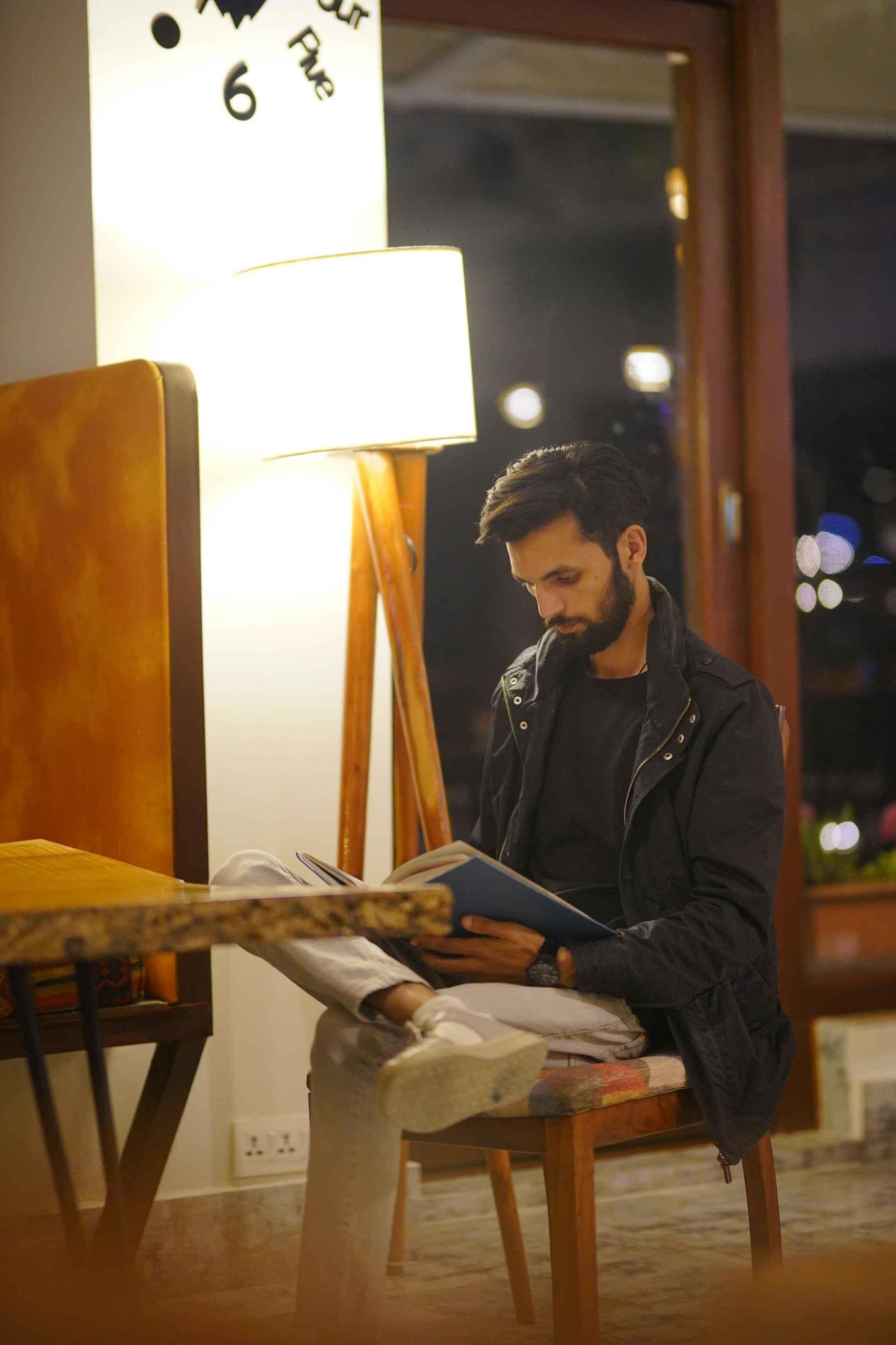 Человек читает книгу